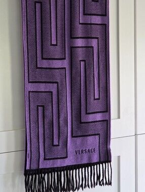 New Without Tags Versace Logo Purple & Black Geometric Fringe Scarf